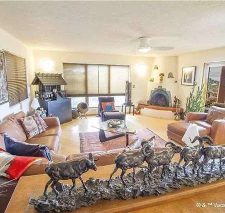 Sunlit Hills Art And Views Three-bedroom Holiday home *